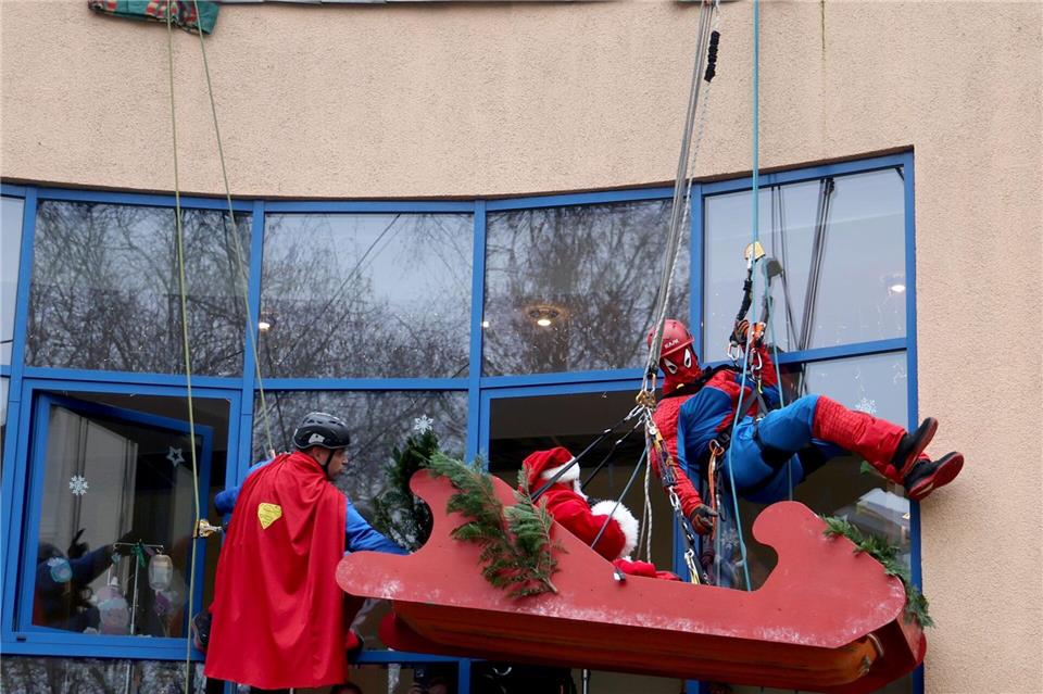 Spiderman und Nikolaus seilen sich vom Dach ab (Symbolbild)Bernd Wüstneck/dpa