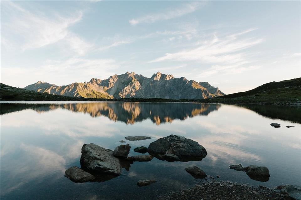 Spiegel im Gebirge: Bergsee nahe der Kaltenberghütte.Arlberg Marketing GmbH/dpa-tmn