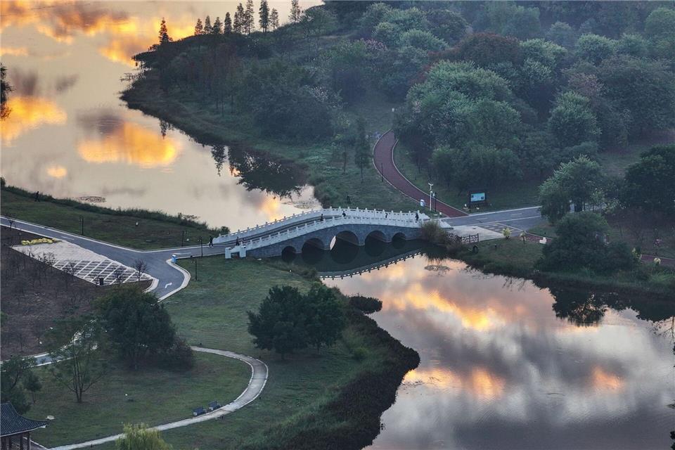 Spiegelbild - Himmel über Hezhou in ChinaYu Xiangquan/XinHua/dpa
