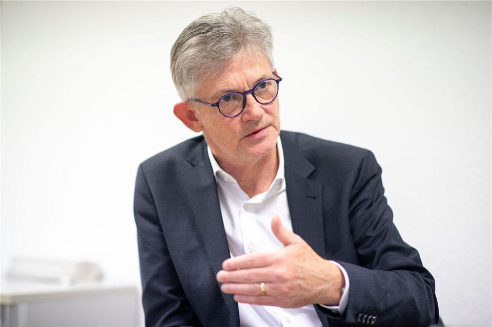 Spiegler ist als Bürgermeister der Verbandsgemeinde Nieder-Olm bei Mainz selbst tagtäglich mit viel Bürokratie konfrontiert. (Archivbild)Helmut Fricke/dpa