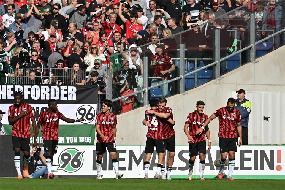 Spiel gedreht: Hannover 96 feiert das 2:1 durch Hayate Matsuda (M).Swen Pförtner/dpa