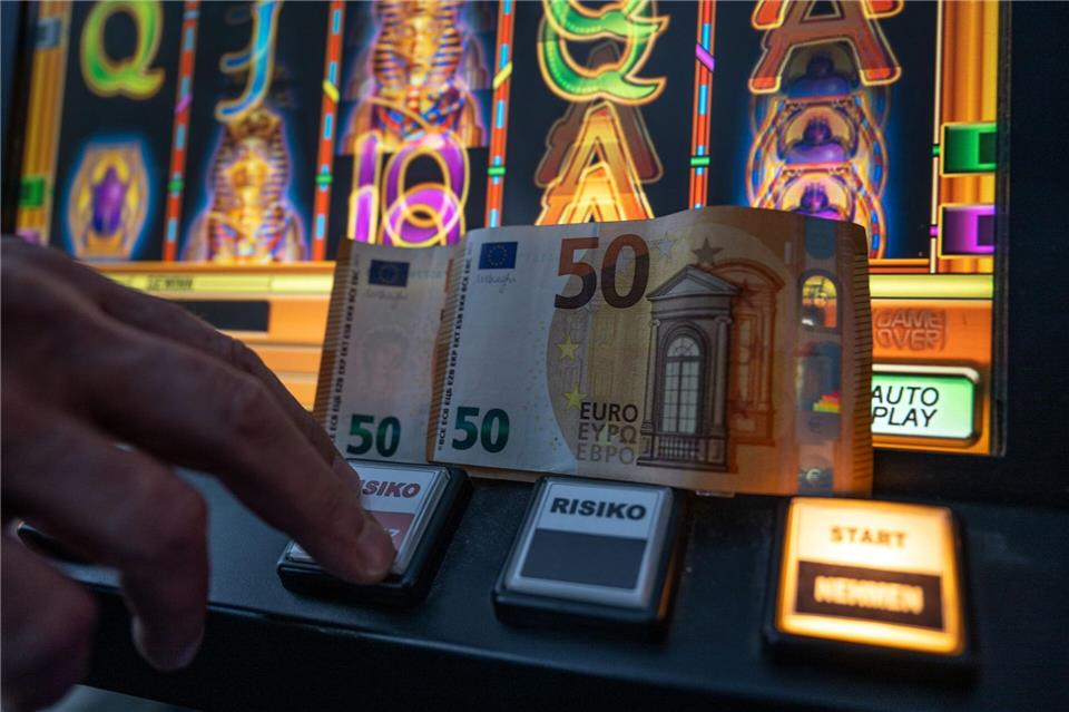 Spielautomaten und Bargeld werden von der Polizei sichergestellt. (Symbolbild)Bernd Thissen/dpa