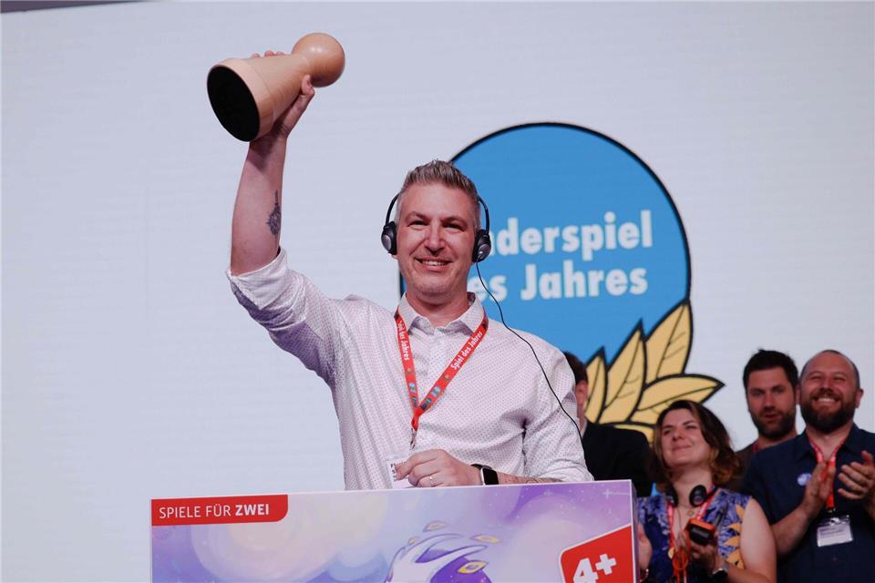 Spiele-Autor Florian Sirieix erhielt die Auszeichnung in der Kategorie „Kinderspiel des Jahres 2026“ für „Die Insel der Mookies“.Carsten Koall/dpa