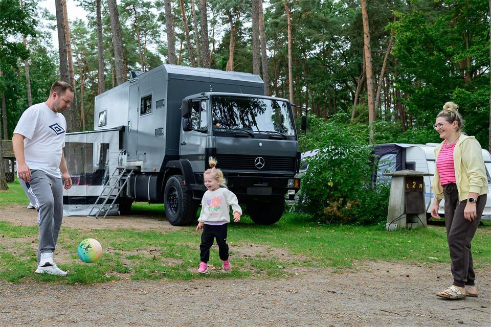 Spielen unter freiem Himmel, ohne Angst vor dem Verkehr haben zu müssen - viele Familien schätzen das am Camping-Urlaub.Philipp Schulze/dpa