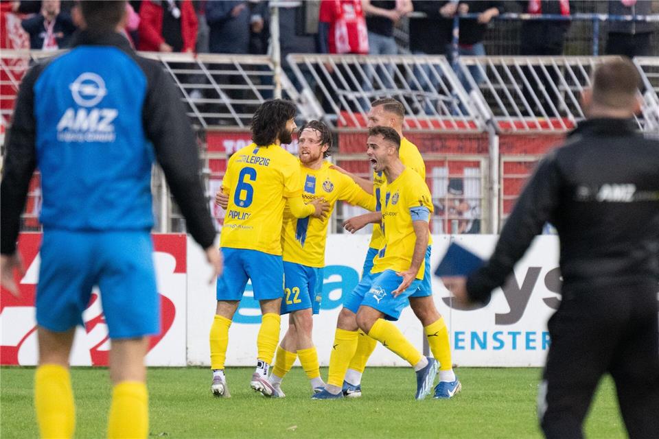 Spieler des 1. FC Lok Leipzig bejubeln den Ausgleich in der Nachspielzeit gegen den TSV Havelse.Sebastian Kahnert/dpa