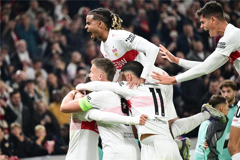 Spieler des VfB Stuttgart jubeln über den Treffer zum 1:0 gegen Celta Vigo in der Europa League.Bernd Weißbrod/dpa