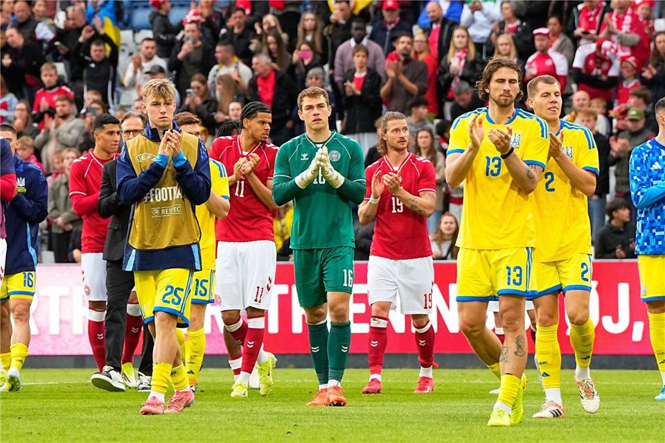 Spieler unter Schock: Beim Länderspiel zwischen Dänemark und der Ukraine ist Dänemarks Star Christian Eriksen erneut auf dem Rasen zusammengebrochen.Bo Amstrup/Ritzau Scanpix Foto/AP/dpa