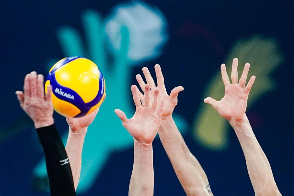 Spieler versuchen am Netz, einen Schmetterball zu blocken.Uwe Anspach/dpa
