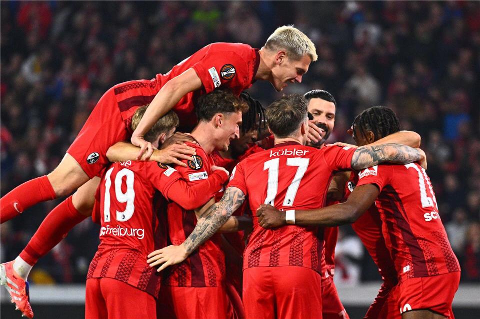 Bilder des Tages Spieler von Freiburg feiern den Treffer zum 2:0 gegen den FC Basel während der Europa League.Tom Weller/dpa