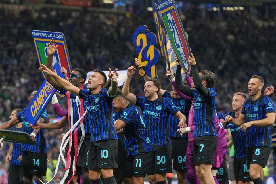 Spieler von Inter Mailand feiern den Gewinn ihrer 21. Meisterschaft.Luca Bruno/AP/dpa