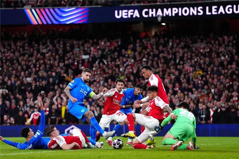 Spieler von Leverkusen und Arsenal rangeln im Torraum.Bradley Collyer/PA Wire/dpa
