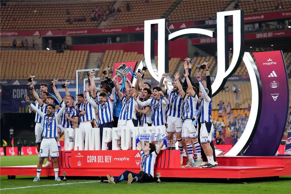 Spieler von Real Sociedad feiern mit dem Pokal.Jose Breton/AP/dpa