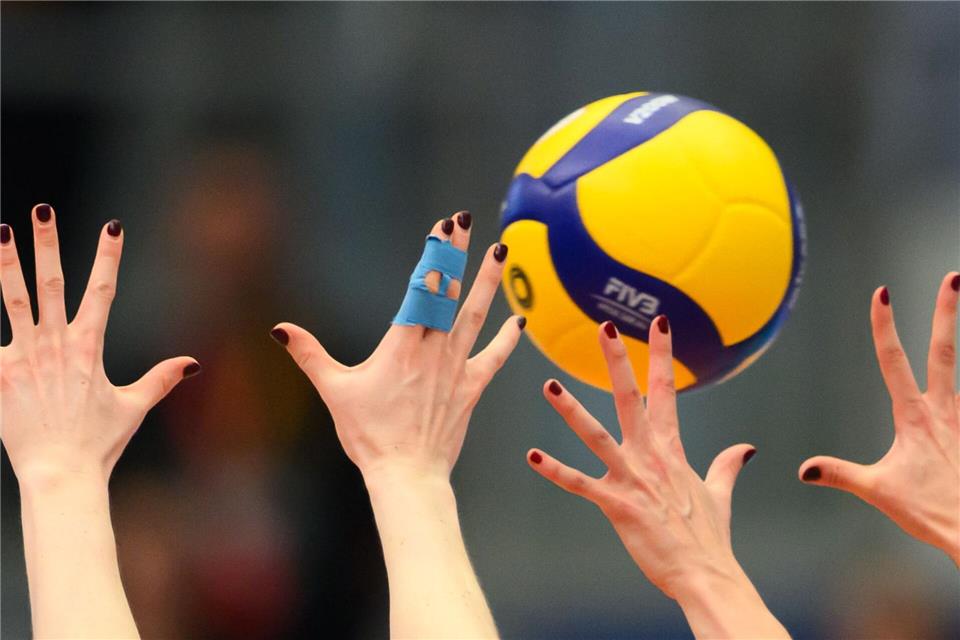 Spielerinnen versuchen, den Ball zu blocken.Robert Michael/dpa