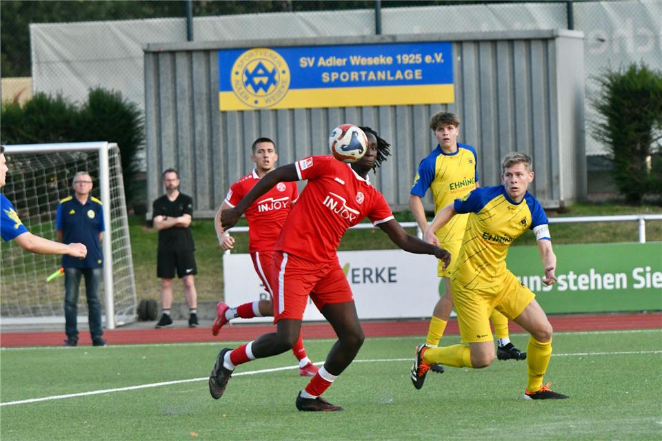 Spielerisch stärker: Schermbecks Mittelstürmers Shawn Ismael Akim Kiyau nimmt den Ball artistisch an und schießt zum 2:0 ein; Adler Wesekes Kapitän Rick Schlusemann (rechts) ist diesmal machtlos.