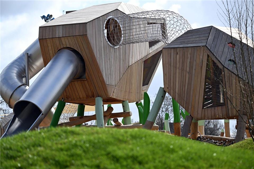 Spielgeräte stehen auf dem Gelände der Landesgartenschau Neuss. Federico Gambarini/dpa