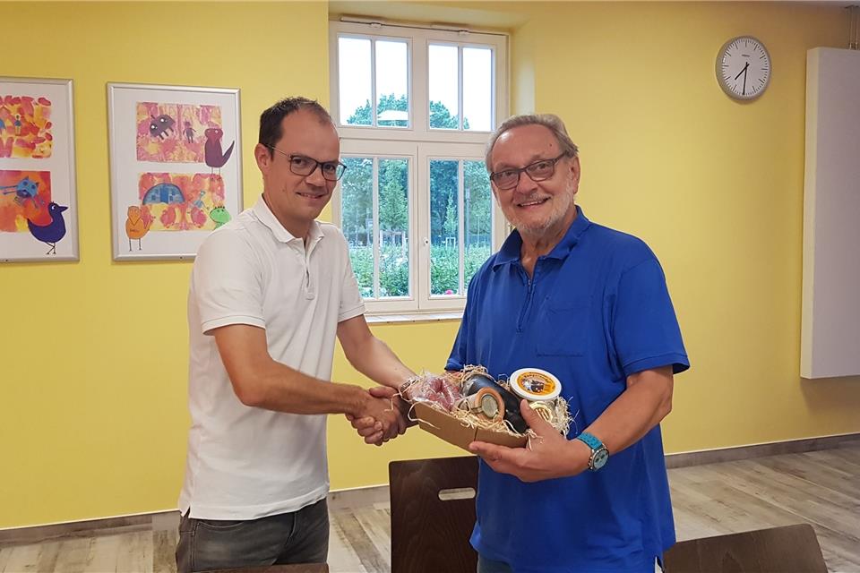 Spielleiter Felix Gesing bedankt sich beim scheidenden Vorsitzenden Klaus Rybarczyk (rechts) für dessen langjährige Vereinsarbeit mit einem Präsent.