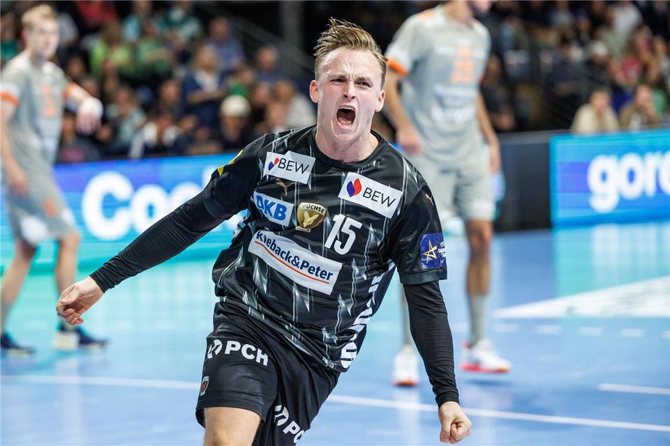 Füchse feiern gegen Aalborg zweiten Champions-League-Sieg Spielmacher Tobias Gröndahl bejubelt den Heimsieg gegen Aalborg.Andreas Gora/dpa