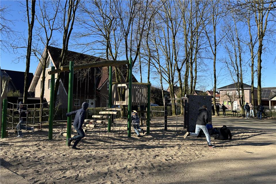 Spielmöglichkeiten wie das Klettergerüst können ab sofort von allen Kindern und Jugendlichen genutzt werden.