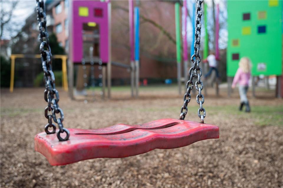 Spielplatz-Check: Nach der Winterpause sollten Eltern den Zustand von Sandflächen und Spielgeräten prüfen, um mögliche Gefahren zu vermeiden.Julian Stratenschulte/dpa/dpa-tmn