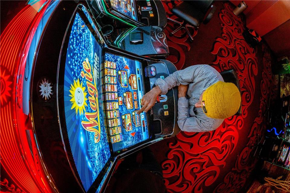Spielsucht: Eine Herausforderung für Betroffene und ihre Angehörigen.picture alliance/dpa/dpa-tmn
