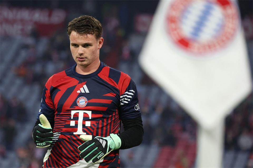 Spielt Jonas Urbig am Mittwoch gegen Arsenal?Karl-Josef Hildenbrand/dpa