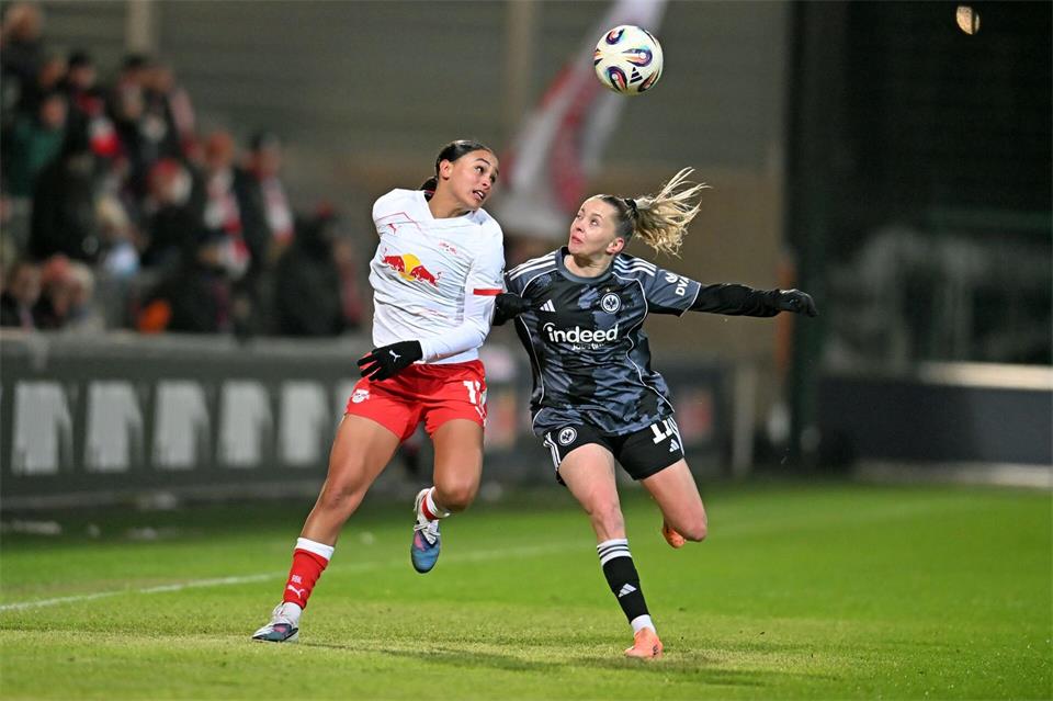 Spielt inzwischen für den FC Arsenal: Lisa Baum (l.) (Archivbild)Jennifer Brückner/dpa