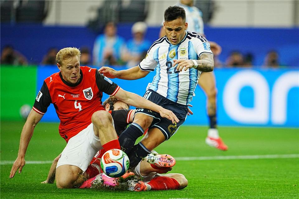 Spielt wohl bald in England: Österreichs Nationalspieler Xaver Schlager (l). (Archivbild)Georg Hochmuth/APA/dpa