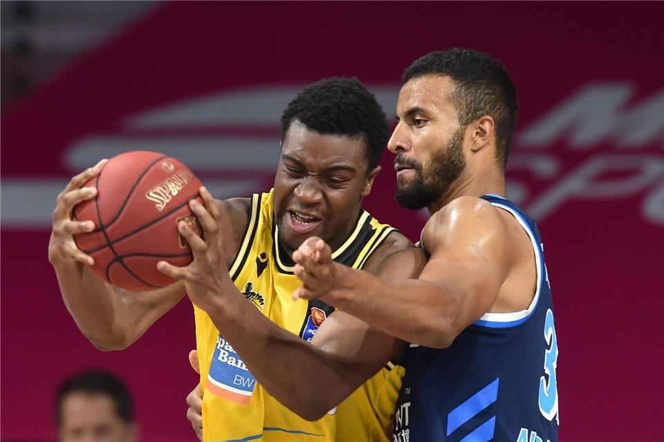 Spielte lange für Ludiwigsburg: Ariel Hukporti (l). (Archivbild) Christof Stache/AFP-Pool/dpa