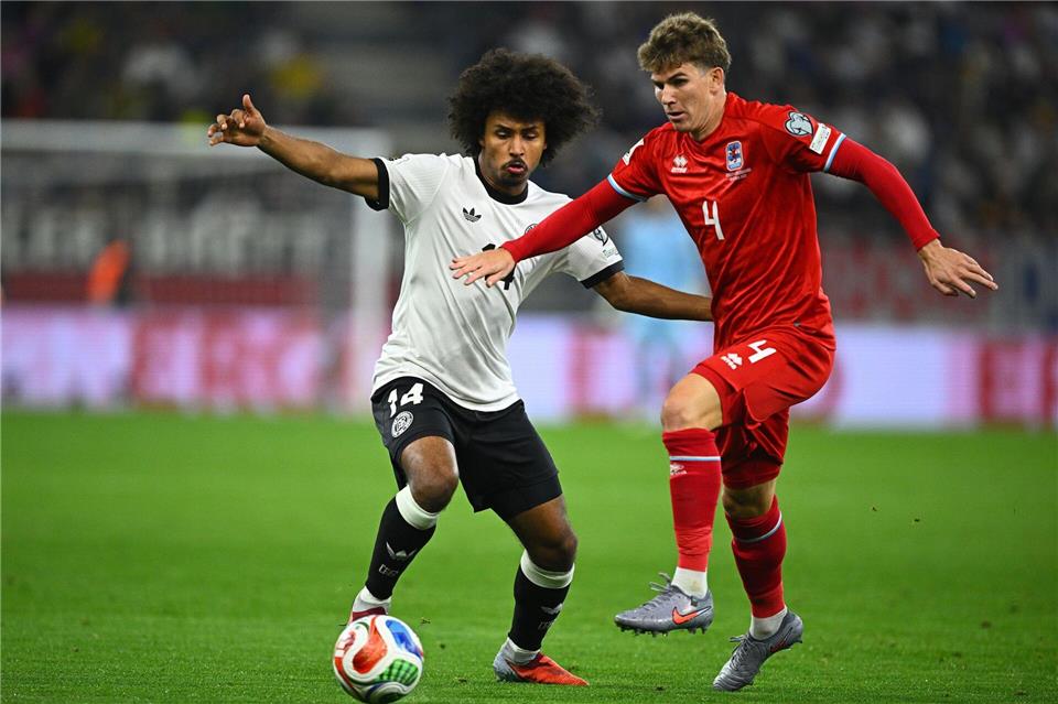 Spielte mit Luxemburg auch schon gegen Deutschland: Hansas neuer Abwehrspieler Florian Bohnert (r). (Archivbild)Tom Weller/dpa