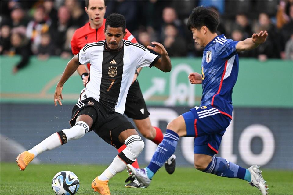 Mainz 05 holt japanischen Mittelfeldspieler Spielte schon gegen Deutschlands U21: Sota Kawasaki.Arne Dedert/dpa
