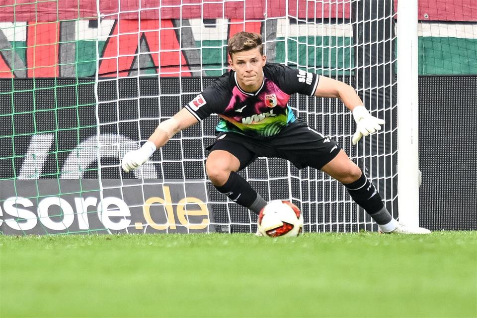 Spielte sich mit einem starken Saisonstart in den Kader von Bundestrainer Klopp: Augsurg-Torwart Finn Dahmen. (Archivbild)Harry Langer/dpa