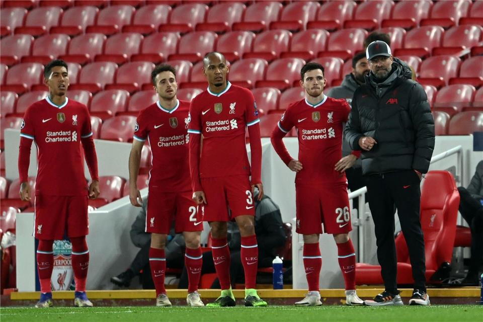 Spielten gemeinsam für Liverpool: Der mittlerweile verstorbene Diogo Jota (2. v. l.) und Andrew Robertson (2. v. r.). (Archiv)Laurence Griffiths/PA Wire/dpa