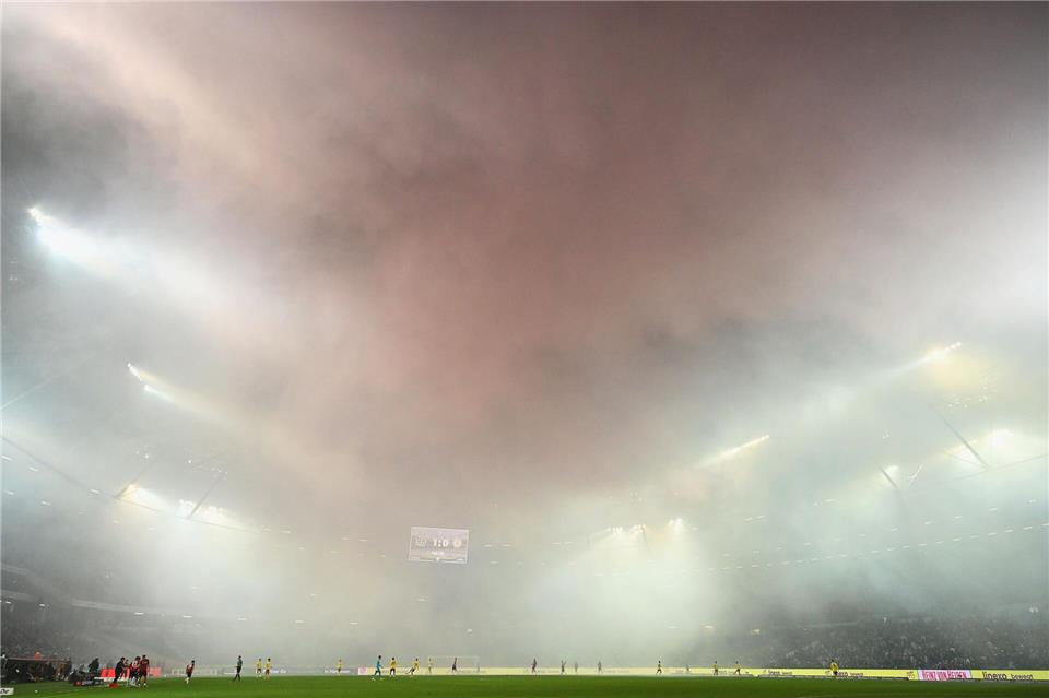 Spielunterbrechung in Hannover: Dichter Rauch liegt über dem Spielfeld.Swen Pförtner/dpa