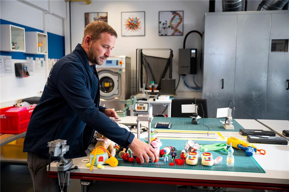 Spielzeug enthalte tendenziell immer mehr Elektronik und werde smarter, sagte Sebastian Rösch, Abteilungsleiter für die Spielzeugtestung beim TÜV Rheinland in Nürnberg.Daniel Vogl/dpa