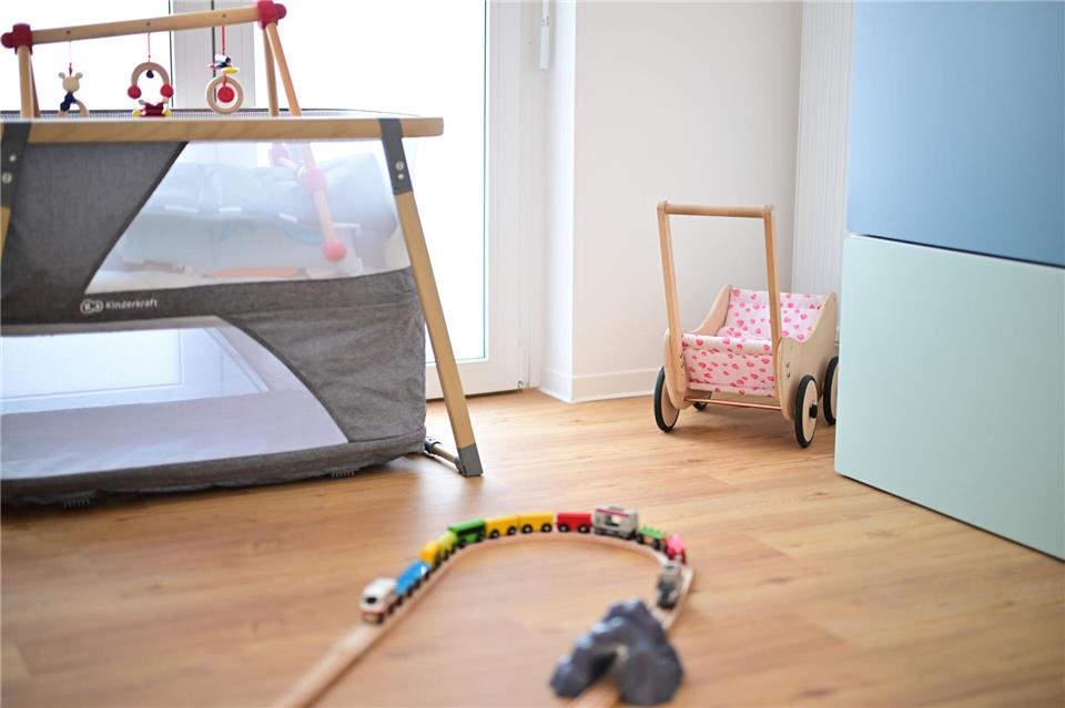 Spielzeug steht im neuen Frauen- und Kinderschutzhaus in einem Spielzimmer. Sebastian Christoph Gollnow/dpa