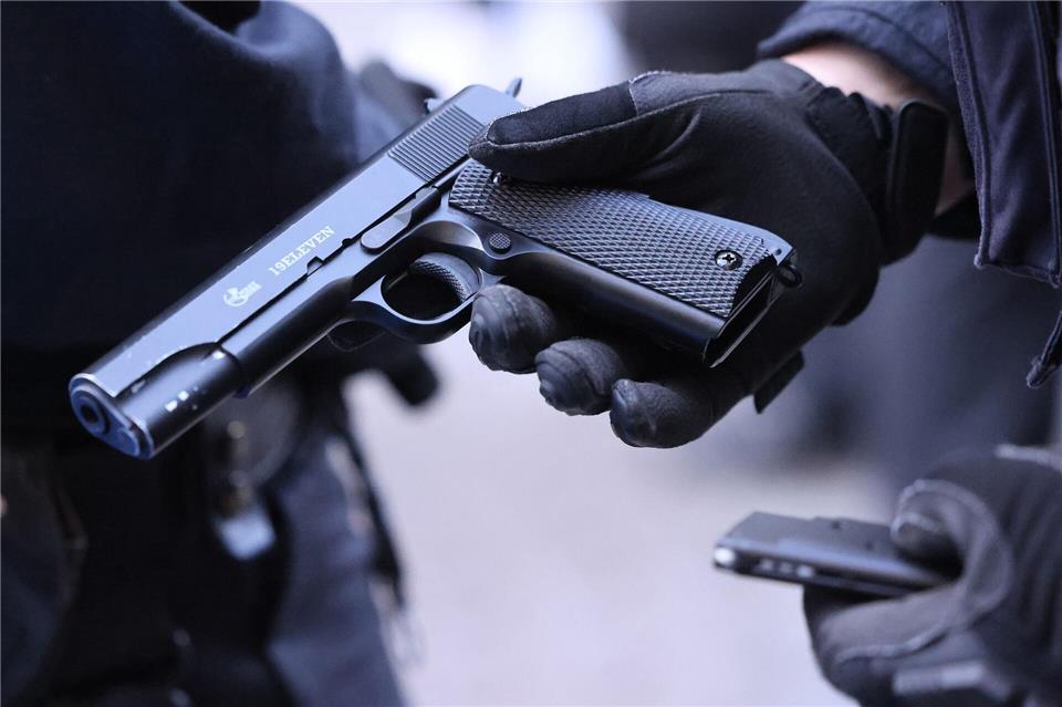 Spielzeugwaffen können echten Waffen täuschend ähnlich sehen, sagt die Polizei und warnt vor erheblichem Drohpotenzial. (Symbolbild)David Young/dpa