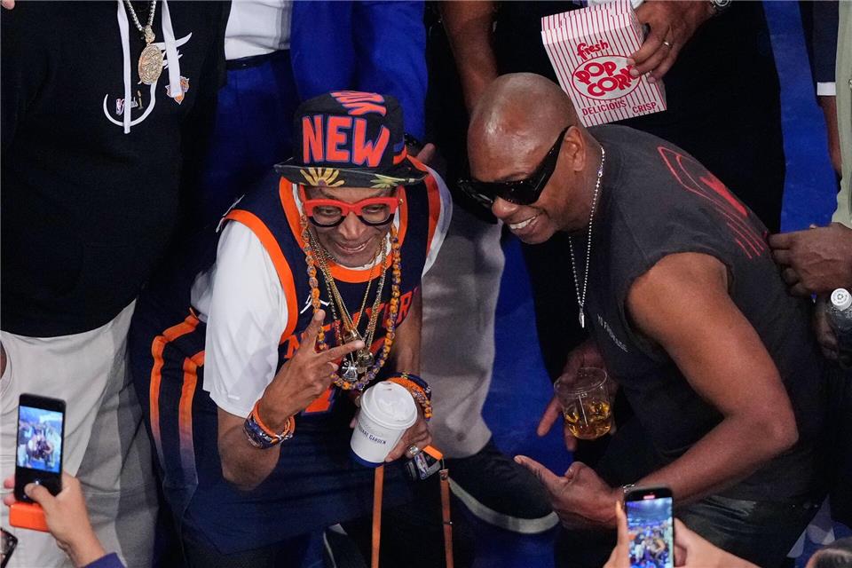 Spike Lee (links) und Dave Chapelle waren unter den zahlreichen Promis im Publikum.Yuki Iwamura/AP/dpa