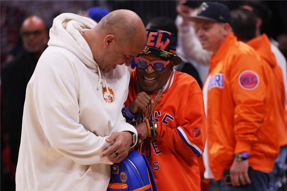 Spike Lee (r) begrüßt Rick Brunson.Tim Phillis/AP/dpa
