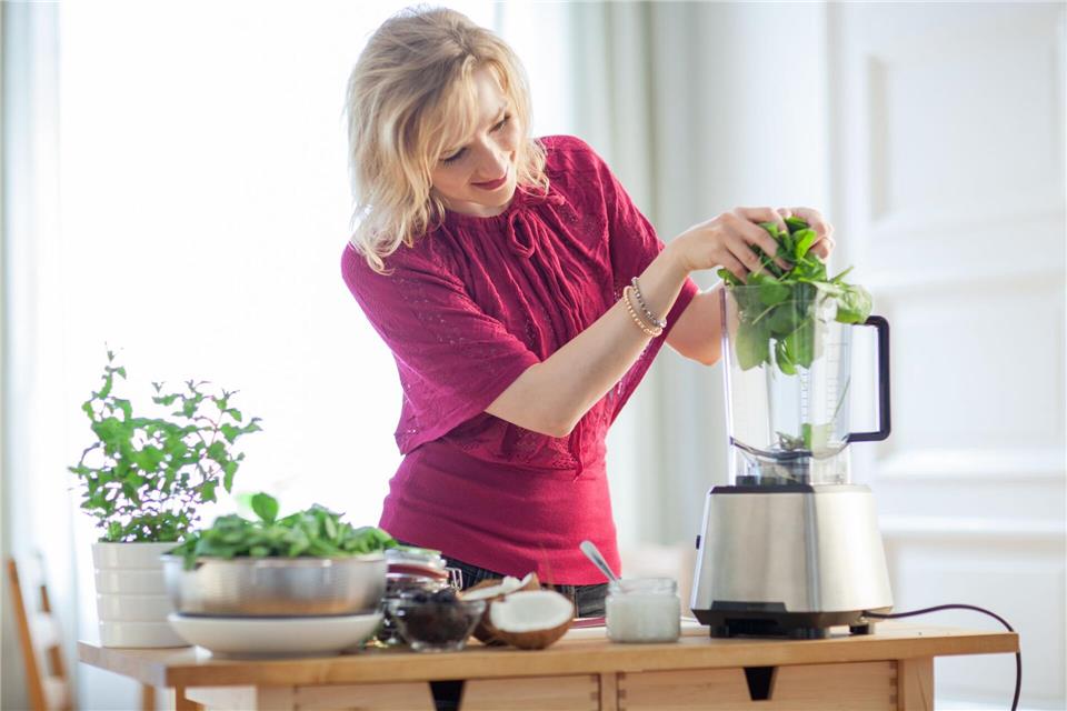 Standmixer: So finden Sie das passende Modell für Ihre Küche Spinat zu pürieren sollte wohl für jeden Standmixer kein Problem sein. Wer aber härtere Sachen wie Nüsse zerkleinern will, sollte zu einem leistungsstärkeren Gerät greifen.Christin Klose/dpa-tmn