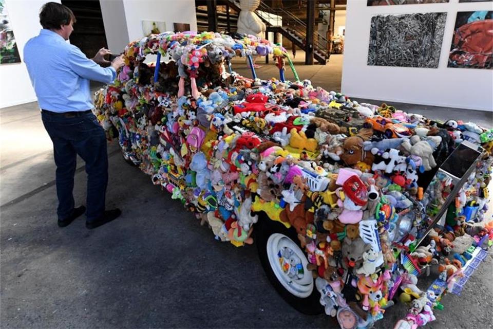 Eine Erfolgsstory: NordArt feiert 20. Jubiläum „Spirit of Ecstasy“ von Pawel Wocial: Der Rolls-Royce ist mit Spielzeug verziert. Foto: Carsten Rehder