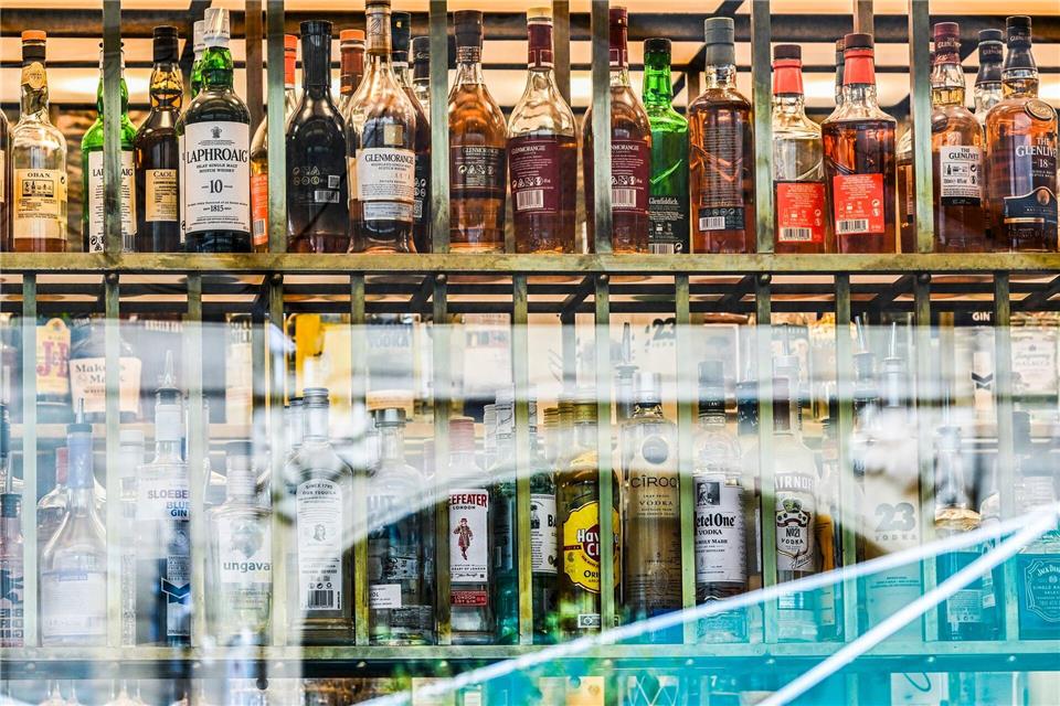 Spirituosen wie Rum, Wodka und Korn dürften Anfang 2027 spürbar teurer werden. Jens Kalaene/dpa