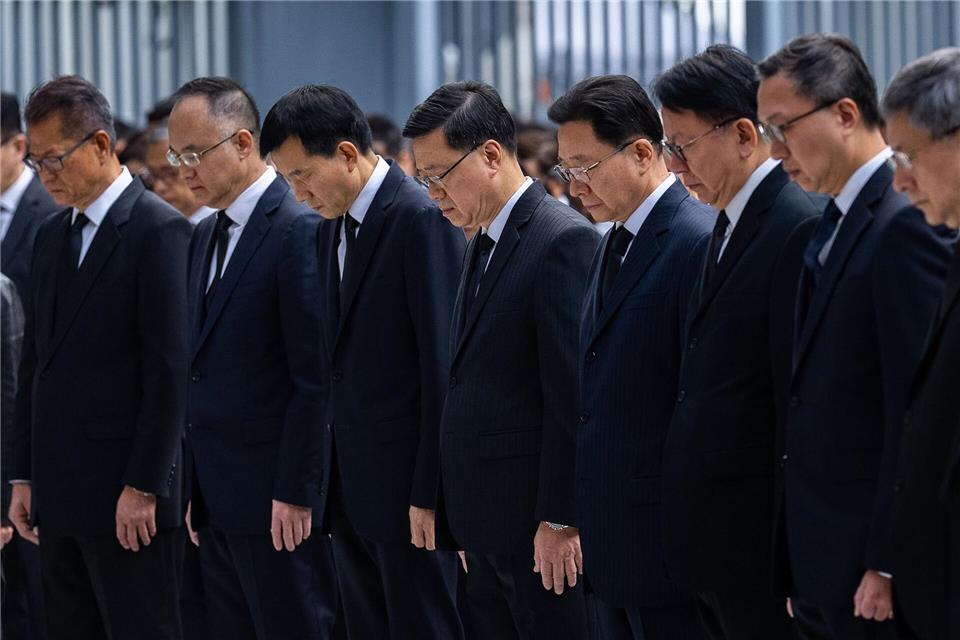 Spitzenbeamte der Regierung in Hongkong legten eine Schweigeminute für die Opfer ein.Chan Long Hei/AP/dpa