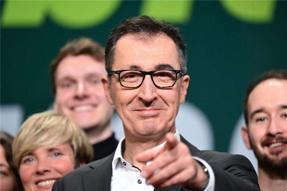 Spitzenkandidat Özdemir sprach sich in seiner Rede beim Parteitag für mehr Einbindung von jungen Menschen aus.Bernd Weißbrod/dpa