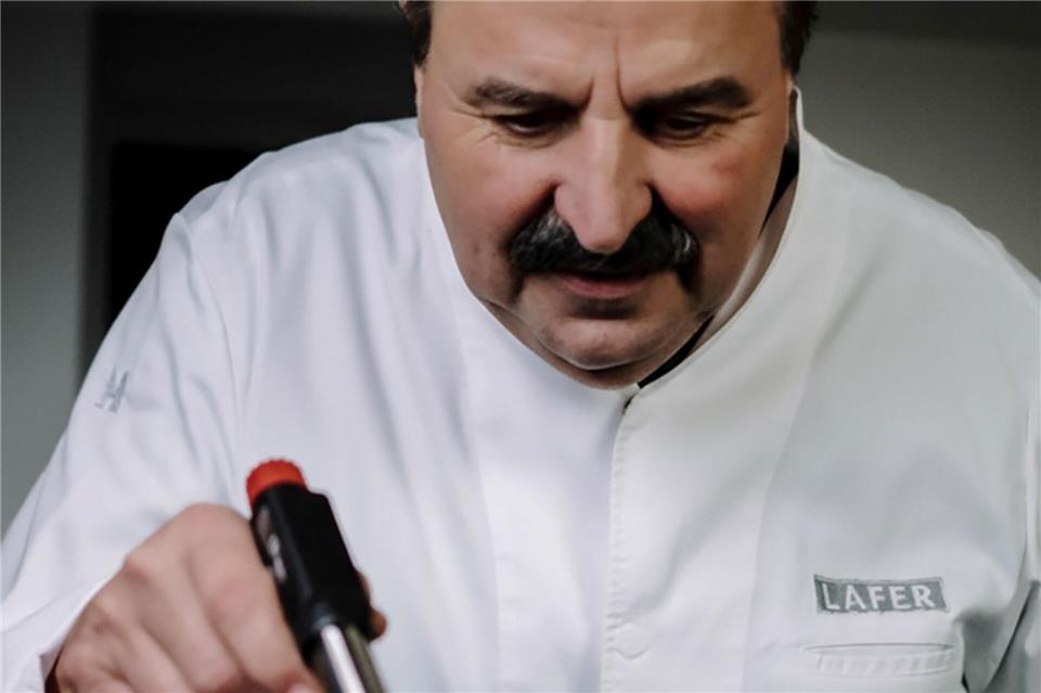 Spitzenkoch Johann Lafer greift häufig zum Bunsenbrenner. Der ist für ihn mittlerweile Standard in einer Küche.Jennifer Lafer/dpa-tmn