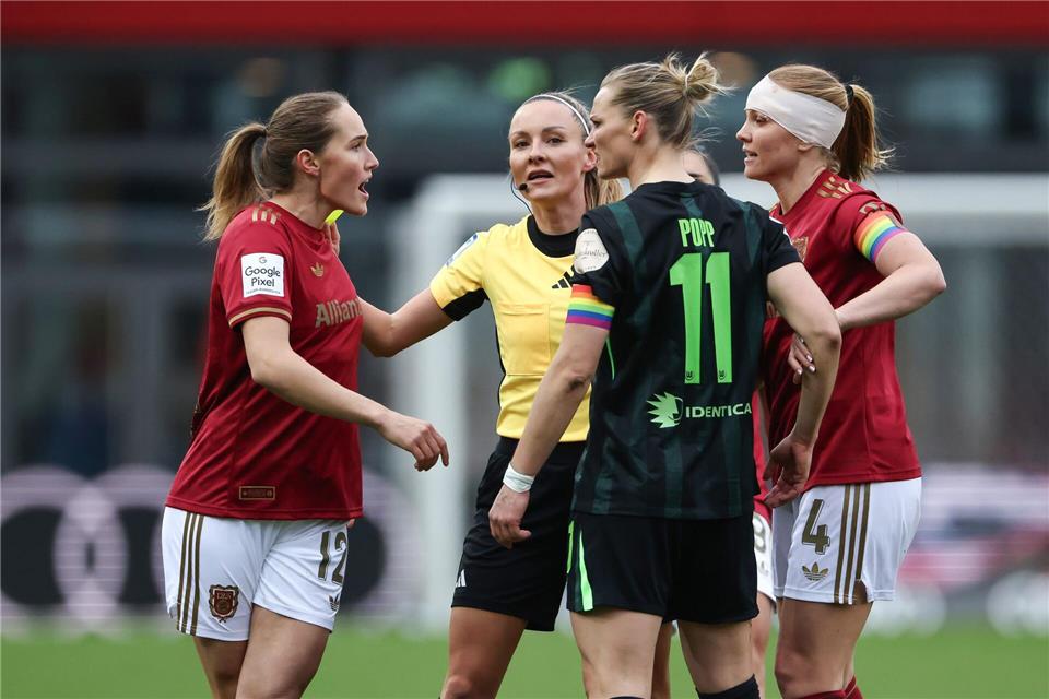 Spitzenschiedsrichterin Fabienne Michel (Mitte): keine technischen Hilfsmittel in der Bundesliga. Daniel Löb/dpa
