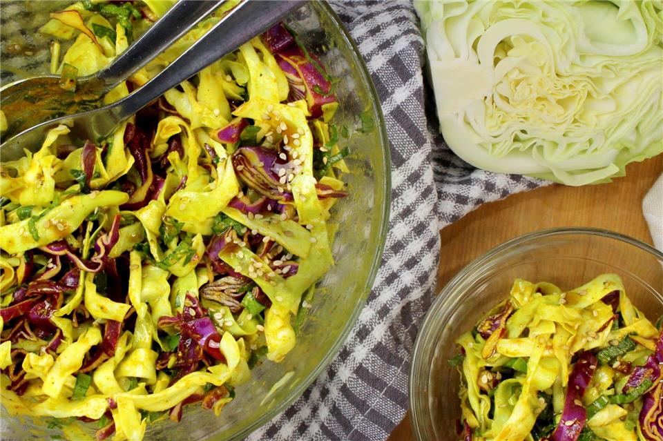 Spitzkohl ist etwas zarter als Weißkohl und eignet sich daher besonders gut für die Zubereitung von Salaten.Inga Landwehr/Jahreszeitenkueche.de/dpa-tmn