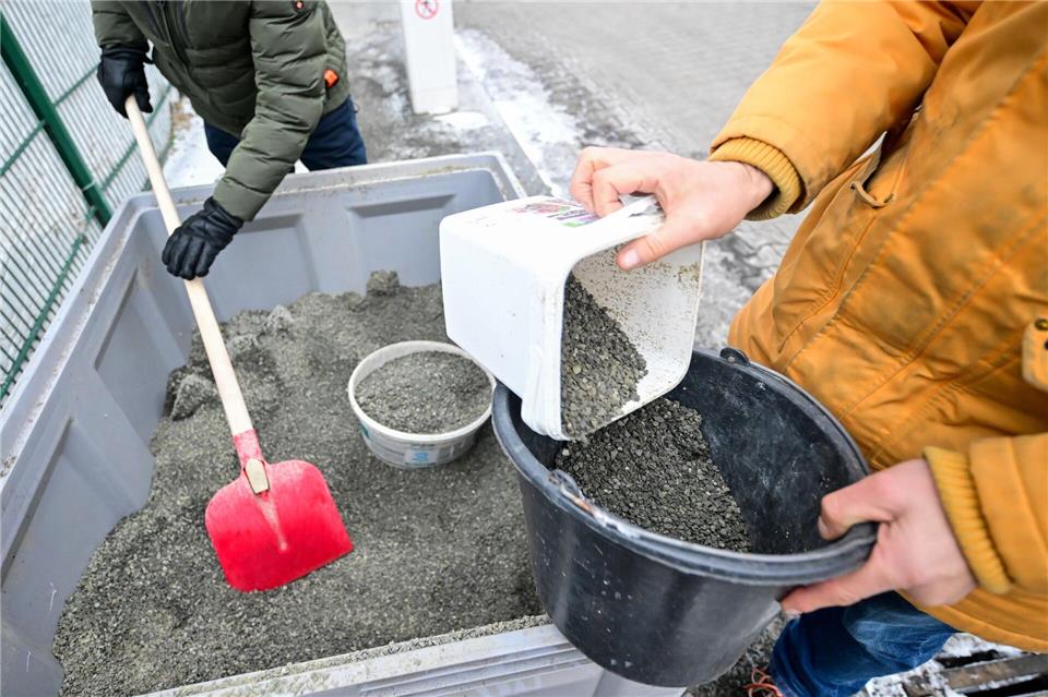 Splitt bleibt gefragt: Die Stadtreinigung bietet ihn kostenlos an, solange der Vorrat reicht. Sebastian Christoph Gollnow/dpa