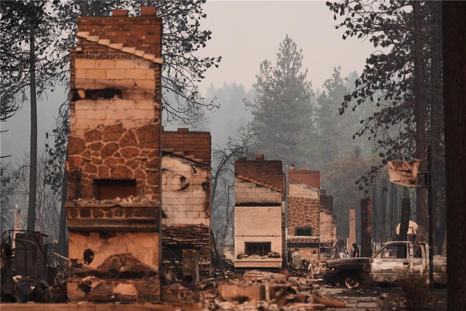 Spokane  im US-Bundesstaat Washington nach dem Waldbrand: Nur Schornsteine stehen nochLindsey Wasson/AP/dpa