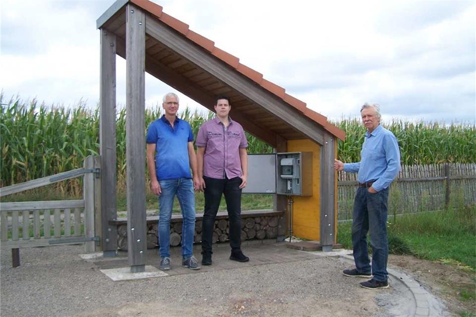 Sponsor Thomas Kock (links) mit seinem Sohn Tristan und dem Vereinsvorsitzenden Norbert Sabellek vor der Schaltanlage auf der Babywiese.