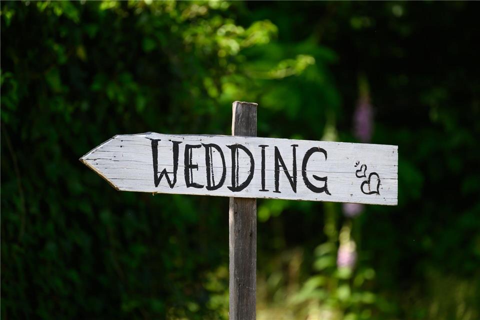 Spontan heiraten? Die evangelische Kirche macht das auch heuer wieder möglich. (Symbolbild)Robert Michael/dpa
